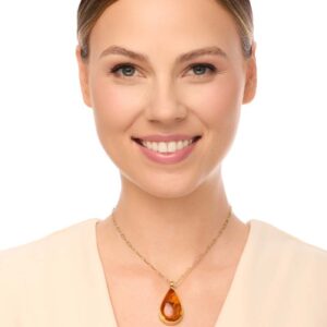 Amuletowy wisior z bursztynem koniakowym