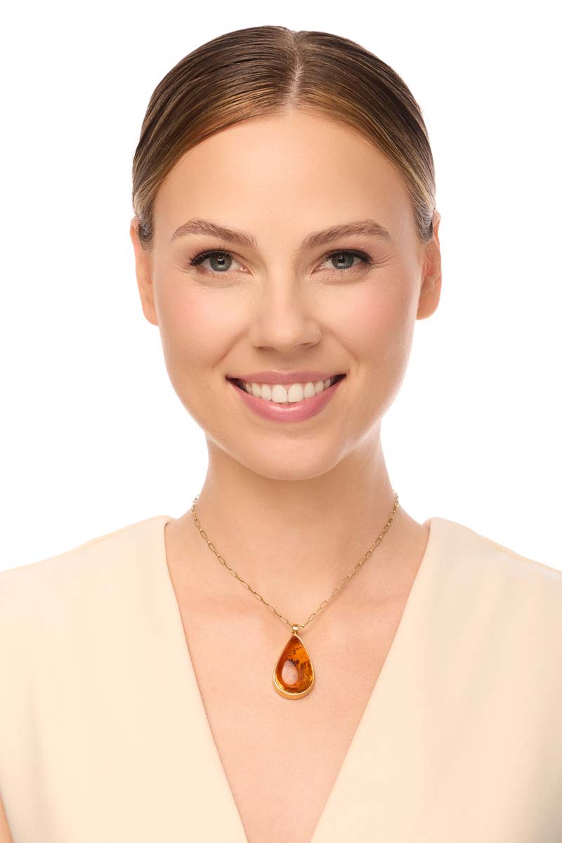 Amuletowy wisior z bursztynem koniakowym
