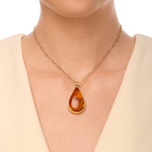 Amuletowy wisior z bursztynem koniakowym
