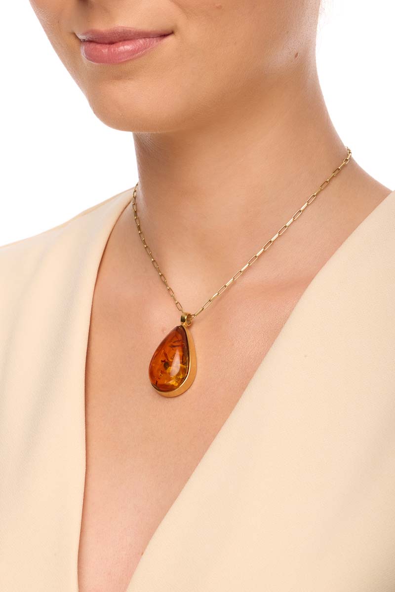 Amuletowy wisior z bursztynem koniakowym